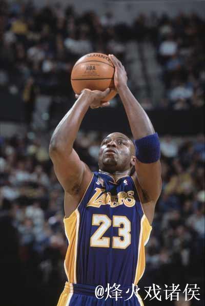 米奇16分钟表现高效:14分6板1助攻1抢断,投篮命中率60% 米奇16分钟表现高效:14分6板1助攻1抢断,投篮命中率60%